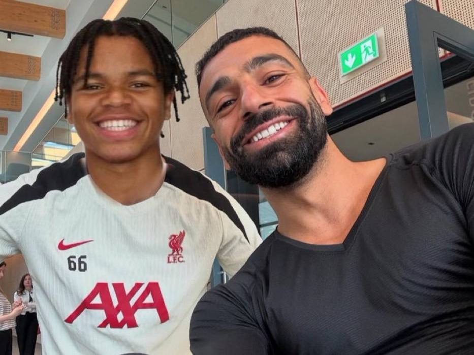 利物浦16岁小将走红，萨拉赫劝其保持谦逊，远离社交媒体