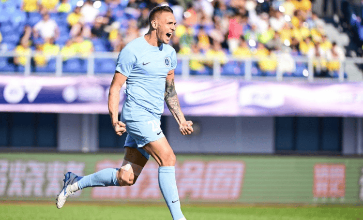 33岁欧冠级后卫愿意归化,明年就可为国足出战