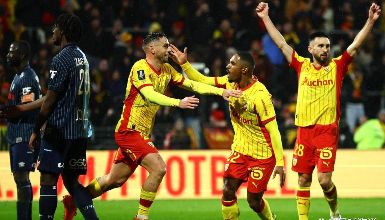 朗斯1-0小胜劲敌，成功登顶法甲榜首，大黑马崛起直指冠军